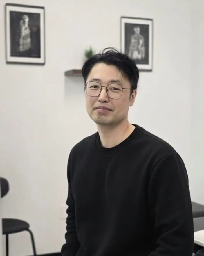 Dan, Acupuncturist